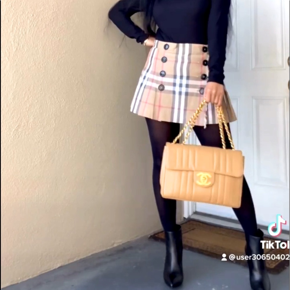 LOW PRICE MAKE OFFER- $594 RETAIL BURBERRY SKIRT